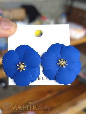 Великолепни оцветени метални обеци цветя, супер леки, цвят кралско синьо мат с позлатени тичинки, размер 3,5 на 3,5 см, на винт - C1079
